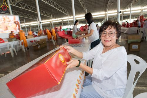 ภาพ No.212274:วันพุธที่ 19 มีนาคม พ.ศ. 2568 การบรรจุไทยธรรมลงกล่องสำเร็จ 43,500 กล่อง เพื่อถวายแด่พระสังฆาธิการ 40,000 กว่าวัดทั่วไทย ในวันคุ้มครองโลก 22 เมษายน พ.ศ. 2568 ณ บ้านแก้วเรือนทองคุณยายฯ วัดพระธรรมกาย