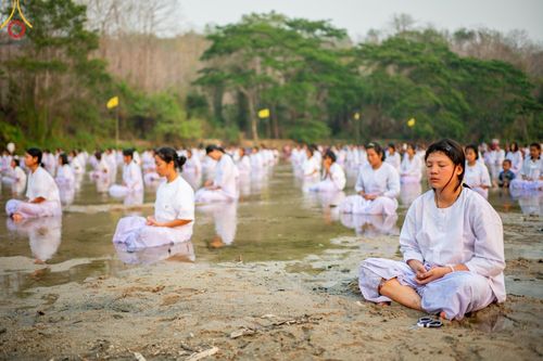 ภาพ No.63292:Photo Story  มหัศจรรย์วัดดงดินแดง Episode 1  พิธีปลงผมนาคธรรมทายาท  ในโครงการบรรพชาอุปสมบทหมู่ ฟื้นฟูพระพุทธศาสนาทั่วไทย วัดดงดินแดง ณ ลำน้ำแม่ตื่น อ.อมก๋อย จ.เชียงใหม่ วันที่ 2 เมษายน พ.ศ. 2567