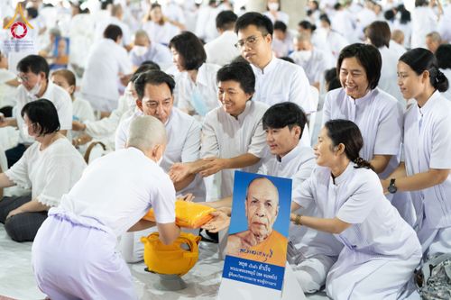ภาพ No.62748:พิธีขอขมามอบผ้าไตร ในโครงการอุปสมบทหมู่ บูชาธรรมหลวงพ่อธัมมชโย พ.ศ.2567  โครงการอุปสมบทหมู่ธรรมทายาท ระดับอุดมศึกษา รุ่นที่51 (ภาคฤดูร้อน) โครงการบวชพระนานาชาติ AEC และ WAB รุ่นผู้บริหาร(รุ่นที่2) ณ ลานธรรม พระมหาธรรมกายเจดีย์ วันที่ 13 เมษายน พ.ศ. 2567