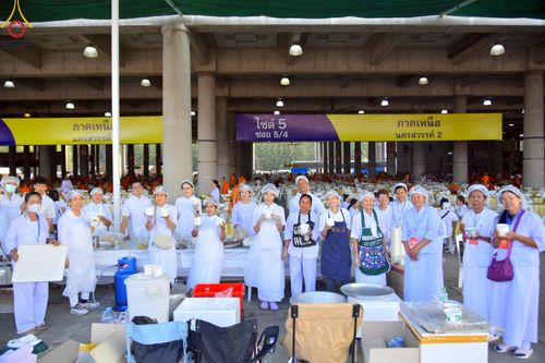 ภาพ No.219292:บรรยากาศการเดินทางเข้าวัดพระธรรมกาย , การต้อนรับปฏิสันถาร , การฉันภัตตาหารเช้า , การลงทะเบียนพระสังฆาธิการ  เนื่องในวันคุ้มครองโลก พิธีถวายมหาสังฆทานคณะสงฆ์ 40,000 กว่าวัดทั่วประเทศ ณ วัดพระธรรมกาย