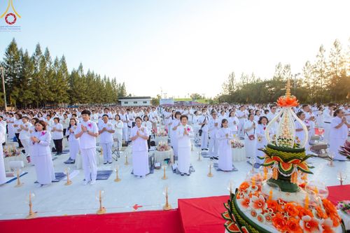 ภาพ No.192661:พิธีจุดประทีปถวายเป็นพุทธบูชา และบูชาธรรมมหาปูชนียาจารย์ ณ อนุสรณ์สถานคลองบางนางแท่น อ.สามพราน จ.นครปฐม ในโครงการธรรมยาตรา กตัญญูบูชา มหาปูชนียาจารย์ พระมงคลเทพมุนี(สด จนฺทสโร) พระผู้ปราบมาร อนุสรณ์สถาน 7 แห่ง ปีที่ 13 วันที่ 10 มกราคม พ.ศ. 2568