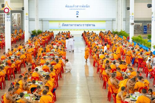 ภาพ No.208970:พระบาทสมเด็จพระเจ้าอยู่หัว ทรงมีพระราชศรัทธาทรงพระกรุณาโปรดเกล้าฯ ให้บำเพ็ญพระราชกุศลถวายภัตตาหารพระราชทาน การสอบบาลีสนามหลวง ณ วัดพระธรรมกาย ย อ.คลองหลวง จ.ปทุมธานี วันที่ 23-24 กุมภาพันธ์ พ.ศ. 2568