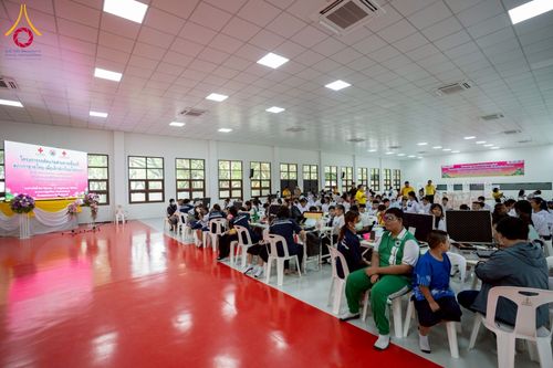 ภาพ No.230364:วันจันทร์ที่ 30 มิถุนายน พ.ศ. 2568 เจ้าอาวาสวัดพระธรรมกาย เยี่ยมอนุโมทนาให้กำลังใจ บุคลากรทางการแพทย์-เจ้าหน้าที่ผู้ปฏิบัติงาน โครงการรถตัดแว่นสายตาเคลื่อนที่สภากาชาดไทย เพื่อเด็กนักเรียนในชนบท พื้นที่จังหวัดปทุมธานี