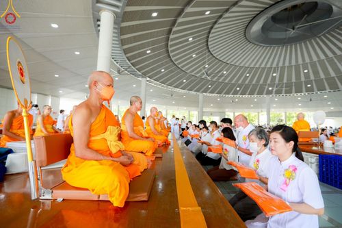 ภาพ No.122885:พิธีสวดพระพุทธมนต์ พิธีทอดผ้าบังสุกุล และพิธีถวายภัตตาหาร เป็นสังฆทานแด่พระภิกษุ สามเณร เนื่องในวันมหาปูชนียาจารย์ วันเสาร์ที่ 3 กุมภาพันธ์ พ.ศ. 2567 ณ หอฉันคุณยายอาจารย์ฯ วัดพระธรรมกาย