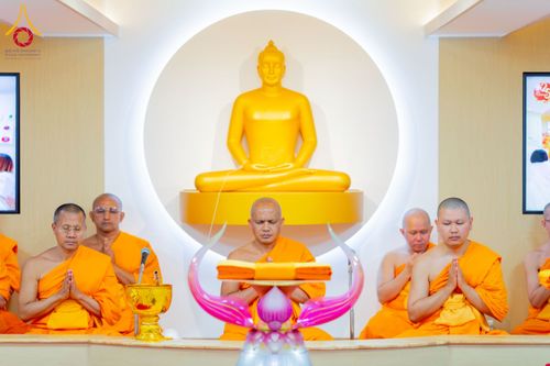 ภาพ No.221306:วันศุกร์ที่ 25 เมษายน พ.ศ. 2568 พิธีอัญเชิญรูปเหมือนพระมงคลเทพมุนี (สด จนฺทสโร) พระผู้ปราบมาร พิธีทอดผ้าป่าสามัคคี 25 ปี พิธีถวายสังฆทาน 15 วัด แด่เจ้าอาวาสภาคพื้นเอเชีย และแอฟริกา ในวาระครบ 25 ปี วัดพระธรรมกายโอซาก้า ประเทศญี่ปุ่น