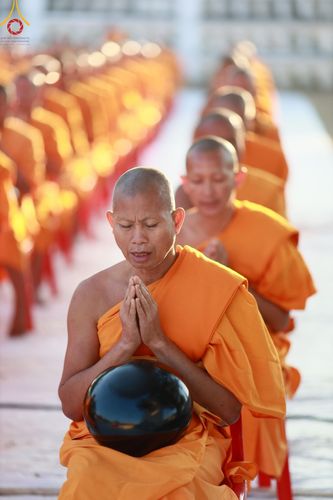ภาพ No.195357:พิธีตักบาตรพระธรรมยาตรา ณ อนุสรณ์สถานลำดับที่ 3 สถานที่เกิดใหม่ในเพศสมณะ วัดสองพี่น้อง ต.ต้นตาล อ.สองพี่น้อง จ.สุพรรณบุรี ในโครงการธรรมยาตรา กตัญญูบูชา มหาปูชนียาจารย์ พระมงคลเทพมุนี(สด จนฺทสโร) พระผู้ปราบมาร ปีที่ 13 วันที่ 15 มกราคม พ.ศ.2568