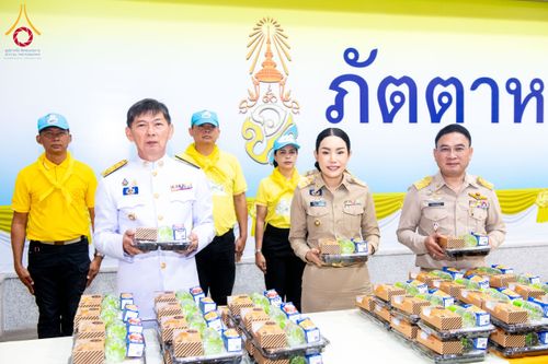 ภาพ No.208801:พระบาทสมเด็จพระเจ้าอยู่หัวทรงพระกรุณาโปรดเกล้าฯ พระราชทานภัตตาหารพระราชทาน แด่พระภิกษุ สามเณร ในการสอบบาลีสนามหลวง ณ วัดพระธรรมกาย วันที่ 22 กุมภาพันธ์ พ.ศ. 2568 ณ วัดพระธรรมกาย อำเภอคลองหลวง จังหวัดปทุมธานี