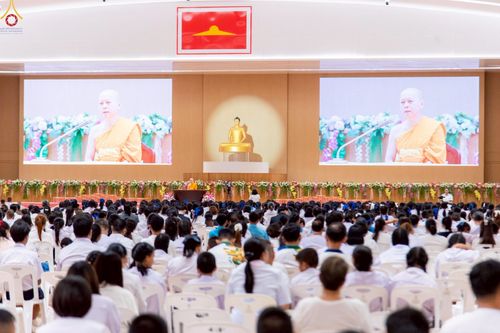 ภาพ No.245934:วันเสาร์ที่ 13 กันยายน พ.ศ. 2568 พิธีมอบผ้าไตรประธานกฐินสัมฤทธิ์เด็กดี V-Star ณ สภาธรรมกายสากล วัดพระธรรมกาย