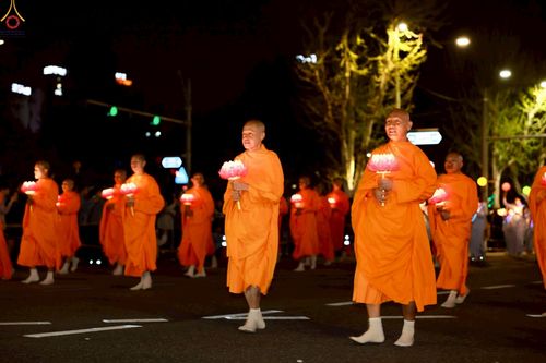 ภาพ No.229575:วันเสาร์ที่ 26 เมษายน พ.ศ. 2568 คณะพระภิกษุสามเณรในโครงการบรรพชาหมู่ 81 รูป  วัดภาวนาโซล ประเทศเกาหลีใต้ ได้ร่วมกับคณะสาธุชนคนไทยในเกาหลีใต้  ร่วมกันเดินขบวนอัญเชิญโคมดอกบัว  เพื่อบูชาแด่องค์สมเด็จพระสัมมาสัมพุทธเจ้า  ในงานเทศกาลวิสาขบูชานานาชาติ ประจำปี