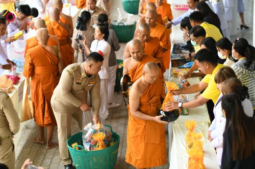 ภาพ No.194776:พิธีเจริญพระพุทธมนต์ และทำบุญตักบาตร ถวายพระราชกุศล แด่พระบาทสมเด็จพระเจ้าอยู่หัว เนื่องในโอกาสพระราชพิธีสมมงคล พระชนมายุเท่าพระบาทสมเด็จพระพุทธยอดฟ้าจุฬาโลกมหาราช สมเด็จพระปฐมบรมกษัตริยาธิราชแห่งพระราชวงศ์จักรี พุทธศักราช 2568 วันที่ 14 มกราคม พ.ศ. 2568