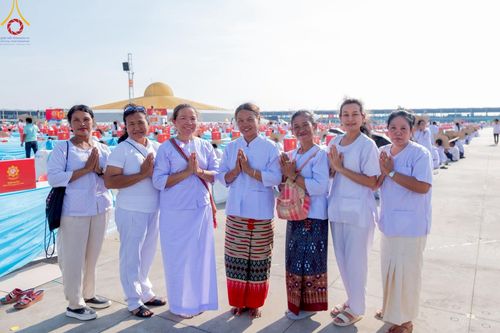 ภาพ No.221577:วันอังคารที่ 22 เมษายน พ.ศ. 2568 ภาพพิธีถวายมหาสังฆทานคณะสงฆ์ 40,000 กว่าวัดทั่วประเทศ เนื่องในวันคุ้มครองโลก ชุดที่ 2 (ปลื้มให้สมการรอคอย) ณ ลานธรรมพระมหาธรรมกายเจดีย์ วัดพระธรรมกาย