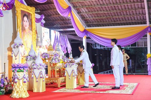 ภาพ No.138979:กิจกรรมเฉลิมพระเกียรติ สมเด็จพระนางเจ้าฯ พระบรมราชินี เนื่องในโอกาสวันเฉลิมพระชนมพรรษา พิธีเจริญพระพุทธมนต์ , ทำบุญตักบาตรพระสงฆ์ ถวายพระราชกุศล , พิธีถวายเครื่องราชสักการะ , และพิธีจุดเทียนถวายพระพรชัยมงคล วันที่ 3 มิถุนายน พ.ศ. 2567 ณ อาคารโถงช้าง วัดพ