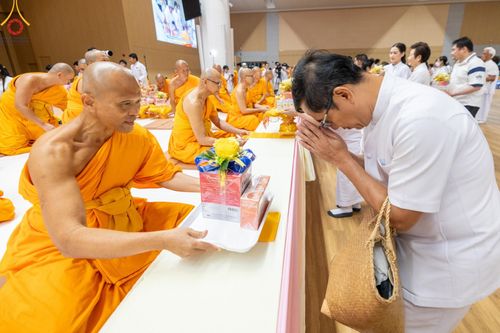 ภาพ No.149080:พิธีถวายคิลานเภสัชและอุปกรณ์ทางการแพทย์ เนื่องในวันธรรมชัย วันอาทิตย์ที่ 18 สิงหาคม พ.ศ. 2567 ณ ห้องแก้วสารพัดนึก 2 สภาธรรมกายสากล วัดพระธรรมกาย
