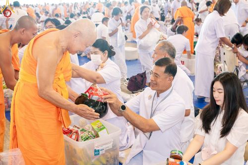 ภาพ No.143411:พิธีตักบาตร ข้าวสารอาหารแห้ง ณ บ้านแก้วเรือนทองคุณยายฯ และ พิธีบูชาข้าวพระ  ณ สภาธรรมกายสากล วัดพระธรรมกาย วันอาทิตย์ที่ 7 กรกฎาคม พ.ศ. 2567