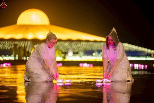 ภาพ No.244226:วันที่ 7 กันยายน พ.ศ. 2568 พิธีจุดประทีป วันครูผู้ค้นพบวิชชาธรรมกาย ณ ลานธรรมฯ และวิหารคด วัดพระธรรมกาย