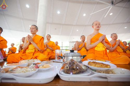 ภาพ No.157687:พิธีถวายภัตตาหารเมนูสวรรค์ ในพรรษาแห่งการเข้าถึงธรรม วันเสาร์ที่ 28 กันยายน พ.ศ. 2567 ณ หอฉันคุณยายอาจารย์ฯ วัดพระธรรมกาย