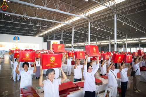 ภาพ No.210891:วันที่ 15 มีนาคม พ.ศ. 2568  บุญบรรจุกล่องไทยธรรม เพื่อถวายแด่พระสังฆาธิการ 40,000 กว่าวัดทั่วไทย ในวันคุ้มครองโลก 22 เมษายน พ.ศ. 2568