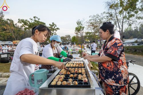ภาพ No.110707:พิธีถวายภัตตาหารเป็นสังฆทาน แด่คณะพระธรรมยาตราฯ ในโครงการธรรมยาตรากตัญญูบูชา มหาปูชนียาจารย์ พระมงคลเทพมุนี(สด จนฺทสโร) พระผู้ปราบมาร อนุสรณ์สถาน 7 แห่ง ปีที่ 12 วันที่ 12 มกราคม พ.ศ. 2567 ณ อนุสรณ์สถานมหาวิหารพระมงคลเทพมุนี(โลตัสแลนด์) อ.สองพี่น้อง จ.สุ