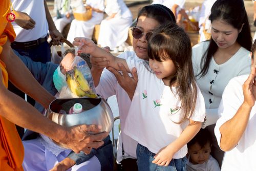 ภาพ No.276932:วันเสาร์ที่ 6 ธันวาคม พ.ศ. 2568 พิธีตักบาตรพระ 1,000 รูป อุทิศถวายพระราชกุศลสมเด็จพระนางเจ้าสิริกิติ์ พระบรมราชินีนาถ พระบรมราชชนนี พันปีหลวง และ ทำบุญเมืองลำปาง ครบรอบ 1,345 ปี ณ ลานพระบรมราชานุสาวรีย์สมเด็จพระนเรศวรมหาราชนครลำปาง อ.เกาะคา จ.ลำปาง