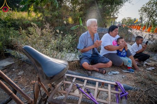 ภาพ No.107878:พิธีต้อนรับพระธรรมยาตรา ในโครงการธรรมยาตรากตัญญูบูชา มหาปูชนียาจารย์ พระมงคลเทพมุนี(สด จนฺทสโร) พระผู้ปราบมาร อนุสรณ์สถาน 7 แห่ง ปีที่ 12 วันที่ 7 มกราคม พ.ศ. 2567 ณ อนุสรณ์สถานคลองบางนางแท่น  อ.สามพราน จ.นครปฐม