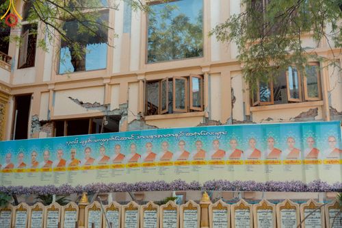 ภาพ No.220322:วันที่ 17 เมษายน พ.ศ. 2568 ผู้แทนวัดพระธรรมกาย ลงพื้นที่เยียวยา ซับน้ำตาเหยื่อแผ่นดินไหวมัณฑะเลย์