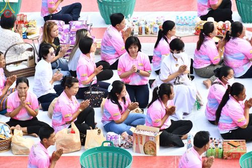 ภาพ No.150818:พิธีเจริญพระพุทธมนต์ และทำบุญตักบาตรแด่คณะสงฆ์ จำนวน 121 รูป เนื่องในโอกาสฉลองครบรอบ 120 ปี อำเภอคลองหลวง จังหวัดปทุมธานี เพื่อถวายเป็นพุทธบูชา ช่วยเหลือผู้ประสบความเดือดร้อนจากอุทกภัย และคณะสงฆ์ 323 วัด 4 จังหวัดชายแดนภาคใต้ วันเสาร์ที่ 31 สิงหาคม พ.ศ. 