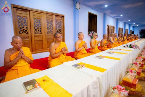 ภาพ No.195897:พิธีถวายภัตตาหารเป็นสังฆทาน แด่พระธรรมยาตรา ณ วัดโบสถ์(บน) ตำบลบางคูเวียง อำเภอบางกรวย จังหวัดนนทบุรี ในโครงการธรรมยาตรา กตัญญูบูชา มหาปูชนียาจารย์ พระมงคลเทพมุนี(สด จนฺทสโร) พระผู้ปราบมาร อนุสรณ์สถาน 7 แห่ง ปีที่ 13 วันที่ 16 มกราคม พ.ศ. 2568