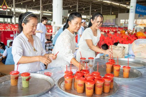 ภาพ No.58836:V.40 ภัตตาหารพระหมื่นวัด เราจัดให้ การปฏิบัติงานของเจ้าหน้าที่และอาสาสมัคร เพื่อรับบุญในการถวายภัตตาหาร แด่คณะสงฆ์ 10,000 กว่าวัดทั่วประเทศ ที่มาร่วมงานวันคุ้มครองโลก จันทร์ที่ 22 เมษายน พ.ศ. 2567 ณ วัดพระธรรมกาย