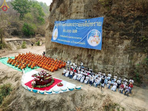 ภาพ No.139361:Photo Story  มหัศจรรย์วัดดงดินแดง Episode 7 พระภิกษุ-สามเณร ในโครงการบรรพชาอุปสมบทหมู่  กว่า 500 รูป ศีลจาริณีและสาธุชนกว่า 500 คน ร่วมพิธีบูชาข้าวพระ วัดดงดินแดง ต.ม่อนจอง อ.อมก๋อย จ.เชียงใหม่ วันอาทิตย์ที่ 7 เมษายน พ.ศ.2567