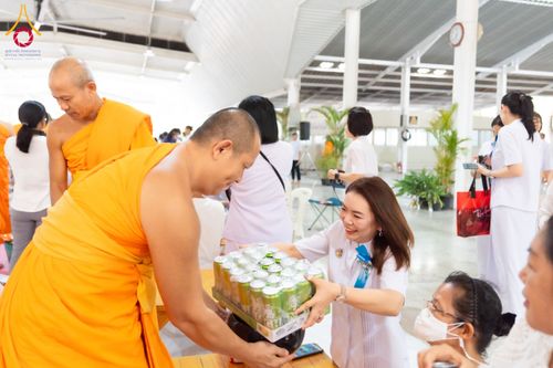 ภาพ No.61275:พิธีตักบาตรฉลองพระใหม่ รุ่นบูชาธรรมโครงการ 1-2 โครงการบรรพชาอุปสมบทหมู่ธรรมทายาท บูชาธรรมหลวงพ่อธัมมชโย 80 ปี ณ โถงช้างสำนักงานใหญ่ วัดพระธรรมกาย วันที่ 20 เมษายน พ.ศ. 2567