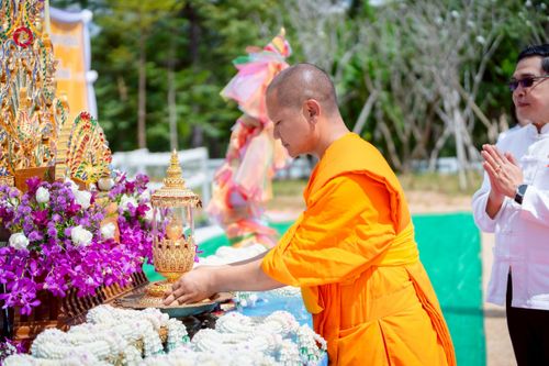 ภาพ No.255488:วันที่ 13 ตุลาคม พ.ศ. 2568 พิธีบรรจุพระบรมสารีริกธาตุ ผูกผ้า 7 สี เพื่อความเป็นสิริมงคล  และ ยกช่อฟ้า ประดิษฐานบนหลังคาอุโบสถวัดทุ่งเจริญธรรม ถวายบูชาธรรม 81 ปี หลวงพ่อธัมมชโย โดยคณะศิษยานุศิษย์ ณ วัดทุ่งเจริญธรรม อ.อมก๋อย จ.เชียงใหม่