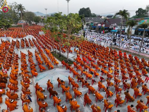 ภาพ No.101836:ตักบาตรพระ 10,000 รูป เติมบุญให้แผ่นดิน เนื่องในโอกาส 192 ปี จังหวัดกาญจนบุรี หนึ่งในโครงการตักบาตรพระ 2,000,000 รูป  77 จังหวัดทุกวัดทั่วไทย วันจันทร์ที่ 11 ธันวาคม พ.ศ. 2566 บริเวณถนนสองแคว (SKY WALK) เมืองกาญจนบุรี