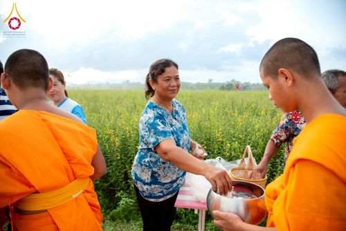 ภาพ No.217954:วันศุกร์ที่ 11 เมษายน พ.ศ. 2568 พระและสามเณร 99 รูป จากศูนย์ปฏิบัติธรรมระยอง(บ้านช่องลม) บิณฑบาต ณ ทุ่งปอเทือง ต.บางบุตร อ.บ้านค่าย จ.ระยอง เพื่อเป็นการฝึกสามเณรภาคฤดูร้อน ผ่านกิจวัตรบิณฑบาตในพื้นที่ชุมชน