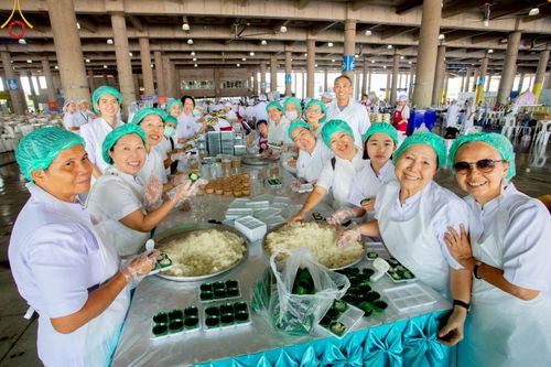 ภาพ No.219421:วันอังคารที่ 22 เมษายน พ.ศ. 2568 พิธีมอบปัจจัยช่วยเหลือครู 4 จังหวัดชายแดนภาคใต้ , พิธีกล่าวคำถวายอุปกรณ์ เพื่อเตรียมการต้อนรับคณะสงฆ์ฯ , พิธีกล่าวคำถวายภัตตาหารเป็นสังฆทาน , คณะสงฆ์ฉันภัตตาหารเพล  เนื่องในวันคุ้มครองโลก พิธีถวายมหาสังฆทานแด่คณะสงฆ์