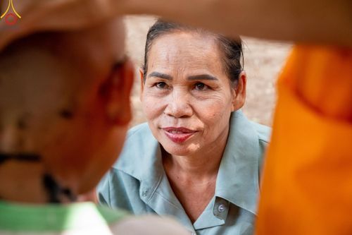 ภาพ No.59138:พิธีปลงผมและแห่นาคธรรมทายาท ในโครงการบรรพชาสามเณร ภาคฤดูร้อน เฉลิมพระเกียรติพระบาทสมเด็จพระเจ้าอยู่หัว เนื่องในโอกาส  พระราชพิธีมหามงคลเฉลิมพระชนมพรรษา 6 รอบ  ปลงผมนาคในวันที่ 21 เมษายน พ.ศ 2567 ณ วัดกลางธนรินทร์ (ธรรมอุทยานบ้านแป้ง)