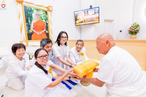 ภาพ No.252254:วันที่ 4-5 ตุลาคม พ.ศ. 2568  วัดพระธรรมกายแคลิฟอร์เนีย ประเทศสหรัฐอเมริกา ได้จัดพิธีตัดปอยผม โดยคณะสงฆ์ ญาติ ๆ และสาธุชน ให้กับนาคธรรมทายาท 8 ท่าน และได้จัดพิธีบรรพชา-อุปสมบท ฉลองพิธีทอดกฐินบรมจักรพรรดิ สร้างอุโบสถ 82 ปี บูชาธรรมหลวงพ่อธัมมชโย