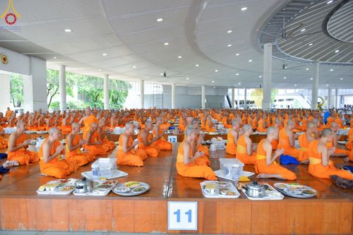 ภาพ No.143199:พิธีถวายภัตตาหารเพื่อเป็นกำลังแห่งการเข้าถึงธรรม ของพระภิกษุสามเณร วัดพระธรรมกาย วันเสาร์ที่ 6 กรกฏาคม พ.ศ. 2567 ณ หอฉันคุณยายอาจารย์ วัดพระธรรมกาย จ.ปทุมธานี
