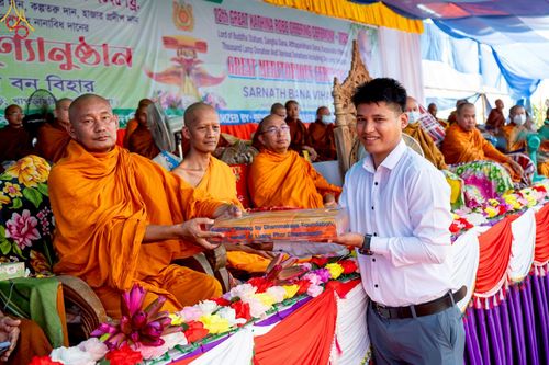 ภาพ No.261654:วันที่ 19 ตุลาคม พ.ศ. 2568 พิธีทอดกฐินสมทบ วัดกัลยาณมิตรต่างประเทศ บูชาธรรม 81 ปี หลวงพ่อธัมมชโย ณ วัดสารนาถ เมืองคาร์การชารี ประเทศบังกลาเทศ 