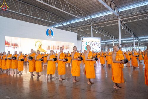 ภาพ No.158946:พิธีตักบาตร ในวันอาทิตย์ต้นเดือน วันที่ 6 ตุลาคม พ.ศ. 2567 ณ สภาธรรมกายสากล วัดพระธรรมกาย