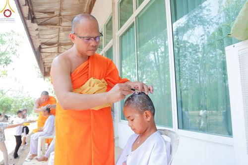 ภาพ No.216204:วันเสาร์ที่ 5 เมษายน พ.ศ. 2568 พิธีตัดปอยผม พิธีขอขมาผู้ปกครอง พิธีขอขมามอบผ้าไตร พิธีบรรพชา พิธีถวายบาตรสามเณร ณ ศูนย์ปฏิบัติธรรมและศูนย์อบรมเยาวชนเพชรบุรี ต.ท่าแลง อ.ท่ายาง จ.เพชรบุรี