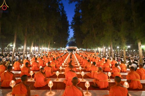 ภาพ No.190160:พิธีจุดประทีปถวายเป็นพุทธบูชา และบูชาธรรมมหาปูชนียาจารย์ ณ อนุสรณ์สถานมหาวิหารพระมงคลเทพมุนี (โลตัสแลนด์) อ.สองพี่น้อง จ.สุพรรณบุรี ในโครงการธรรมยาตรา กตัญญูบูชา มหาปูชนียาจารย์ พระมงคลเทพมุนี(สด จนฺทสโร) พระผู้ปราบมาร อนุสรณ์สถาน 7 แห่ง ปีที่ 13