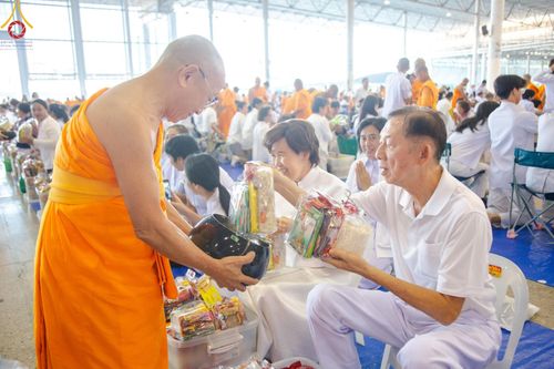 ภาพ No.177593:พิธีตักบาตรและพิธีบูชาข้าวพระ ในวันอาทิตย์ต้นเดือนที่ 1 ธันวาคม พ.ศ. 2567 ณ สภาธรรมกายสากล วัดพระธรรมกาย
