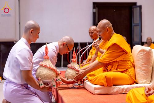 ภาพ No.256206:วันที่ 4 ตุลาคม พ.ศ. 2568 พิธีบรรพชาอุปสมบท  โครงการอุปสมบทหมู่บูชาธรรม 141 ปี  พระมงคลเทพมุนี (สด จนฺทสโร) ณ โบสถ์พระไตรปิฏก วัดพระธรรมกาย จ.ปทุมธานี