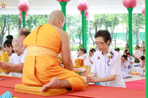 ภาพ No.227717:วันเสาร์ที่ 31 พฤษภาคม พ.ศ.2568 พิธีถวายผ้าไตรแด่สามเณรผู้เข้ารับการอุปสมบท , พิธีอุปสมบทสามเณรเตรียม DCI วัดพระธรรมกาย จ.ปทุมธานี