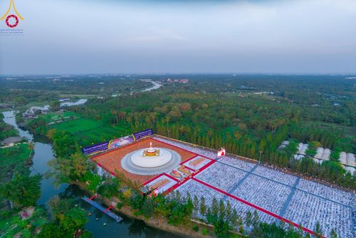 ภาพ No.109591:พิธีจุดประทีปถวายเป็นพุทธบูชา และบูชาธรรมมหาปูชนียาจารย์ วันที่ 10 มกราคม พ.ศ. 2567 ณ อนุสรณ์สถานคลองบางนางแท่น อ.สามพราน จ.นครปฐม