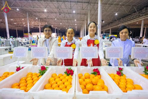 ภาพ No.202701:พิธีถวายภัตตาหารเป็นสังฆทาน แด่พระธรรมยาตรา ณ วัดพระธรรมกาย ตำบลคลองสาม อำเภอคลองหลวง จังหวัดปทุมธานี ในโครงการธรรมยาตรา กตัญญูบูชา มหาปูชนียาจารย์ พระมงคลเทพมุนี(สด จนฺทสโร) พระผู้ปราบมาร อนุสรณ์สถาน 7 แห่ง ปีที่ 13 วันที่ 28 มกราคม พ.ศ. 2568