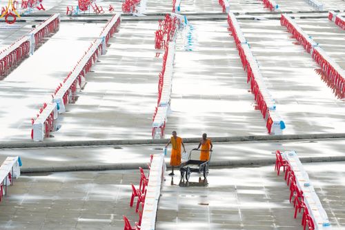 ภาพ No.218800:วันศุกร์ที่ 18 เมษายน พ.ศ. 2568 การเตรียมงานในลานธรรม , พระมหาธรรมกายเจดีย์ เพื่องานวันคุ้มครองโลก 22 เมษายน พ.ศ. 2568