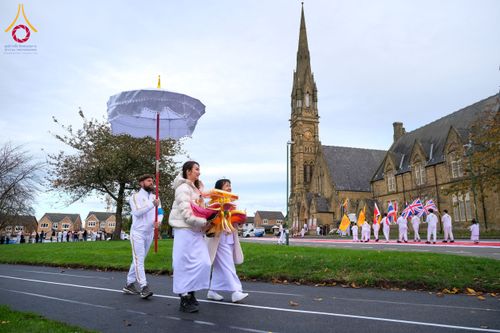 ภาพ No.173125:พิธีกฐินปุญญรังสีเศรษฐี ณ วัดพระธรรมกายนิวคาสเซิล สหราชอาณาจักร วันอาทิตย์ที่ 27 ตุลาคม พ.ศ. 2567