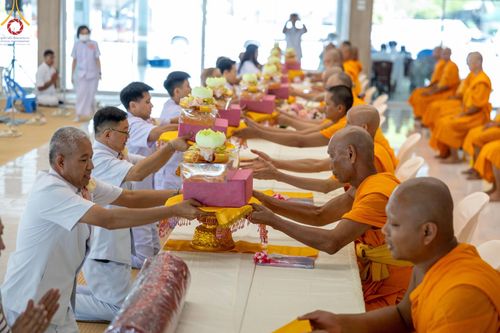 ภาพ No.127782:พิธีถวายภัตตาหารเป็นสังฆทาน แด่คณะพระธรรมยาตราฯ ในโครงการธรรมยาตราอัญเชิญพระบรมสารีริกธาตุ ประดิษฐาน ณ มหารัตนเจดีย์สิริปทุมสวรรค์ อ.บางกล่ำ จ.สงขลา วันที่ 8 มีนาคม พ.ศ. 2567