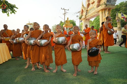 ภาพ No.135412:โครงการตักบาตรข้าวสารอาหารแห้งพระภิกษุสามเณร ๑,๐๐๐ รูป วันอังคารที่ ๙ เมษายน พ.ศ.๒๕๖๗ ณ ถนนหน้าที่ว่าการอำเภอคลองขลุง (เส้นเลียบแม่น้ำปิง) ตำบลคลองขลุง อำเภอคลองขลุง จังหวัดกำแพงเพชร